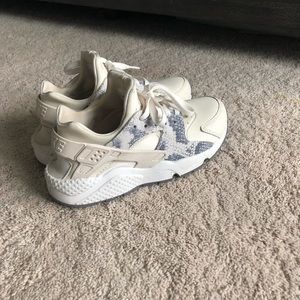 Nike hurrache cream/grey snakeskin print 7.5
